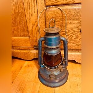 Rustic VTG Dietz Little Giant Little Wizard kerosene lantern with red glass